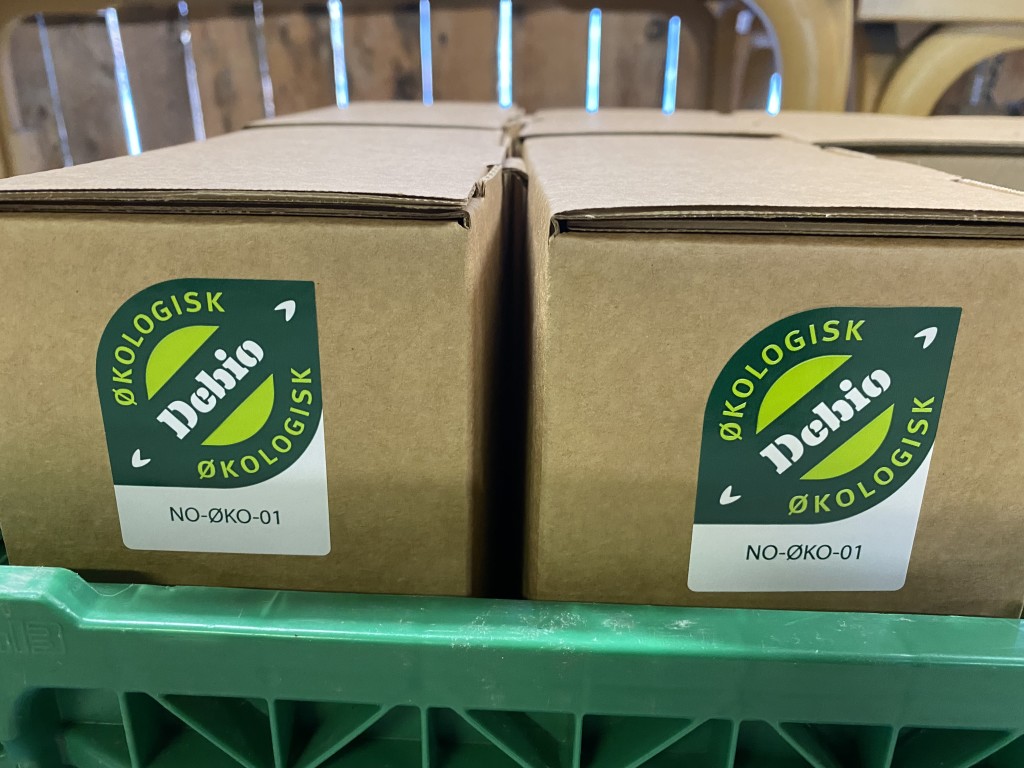 Vi pressar og pasteuriserar saft kvar haust.