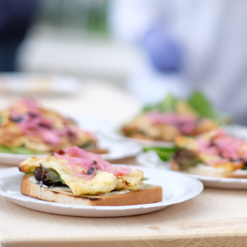 Hardanger steikeost på skjeva med sylta raudløk og salat