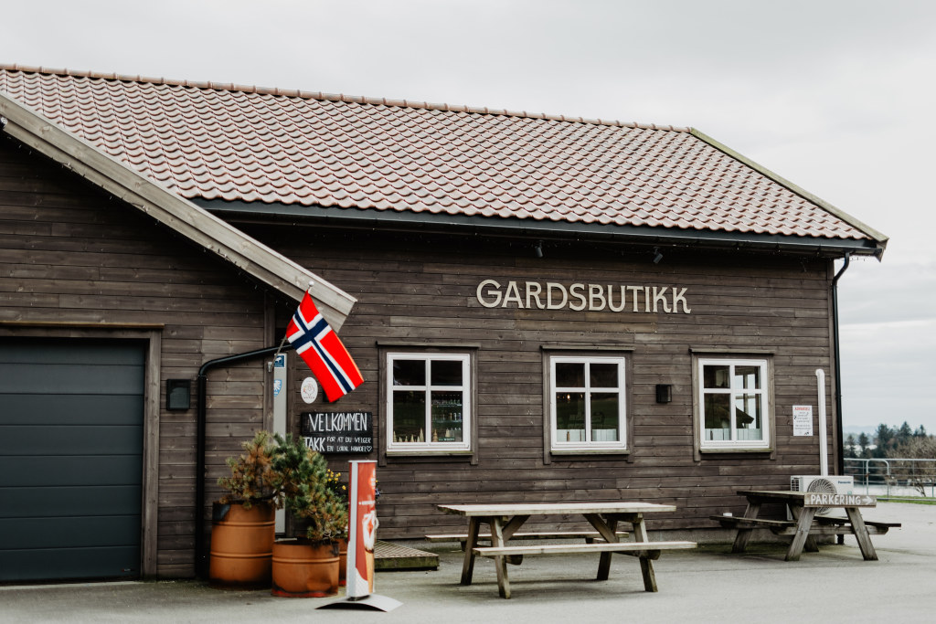 Sjølvbetent gardsbutikk, ope kvar dag frå kl. 08.00-22.00.