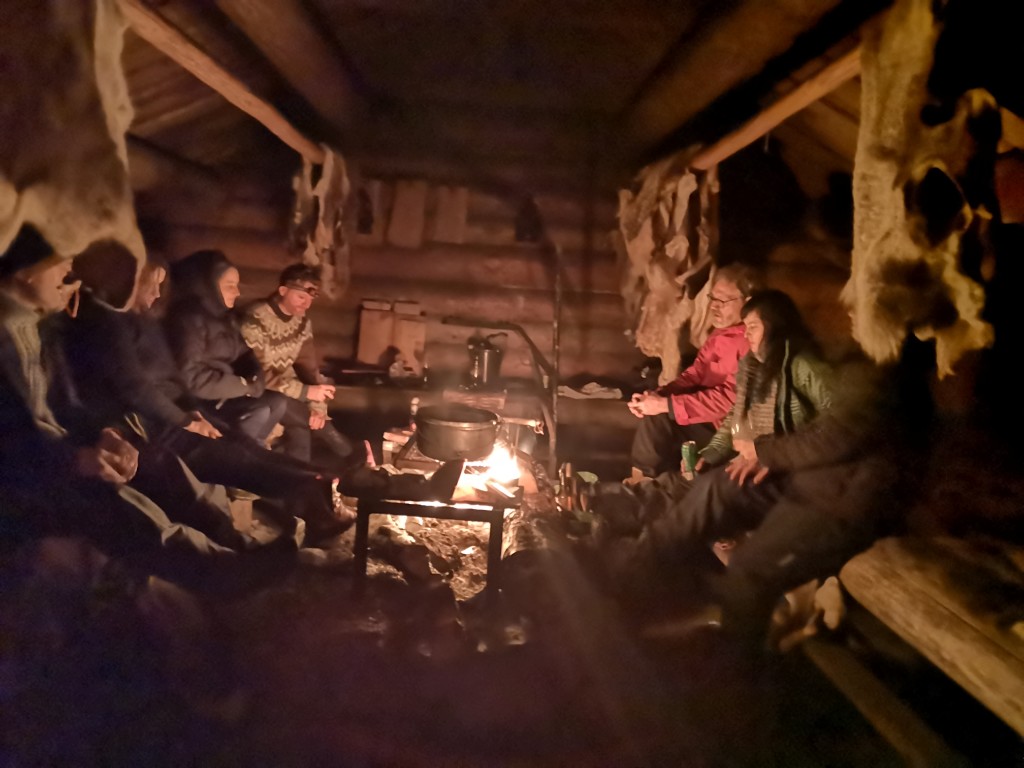 Ljørkoia - Dette er vår tømmerkoie ute i skogen - Her tilbyr vi en unik opplevelse, vi lager maten over åpen flamme.