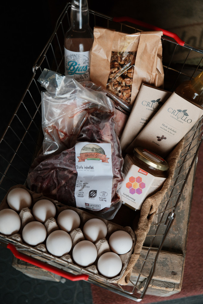 Hos oss får du kjøpt grasfôra, økologisk kjøtt fra egne kuer, egg fra frittgående høner, deilig Criollo-sjokolade fra Drammen, løsvektsvarer, biodynamisk honning og mye mer.