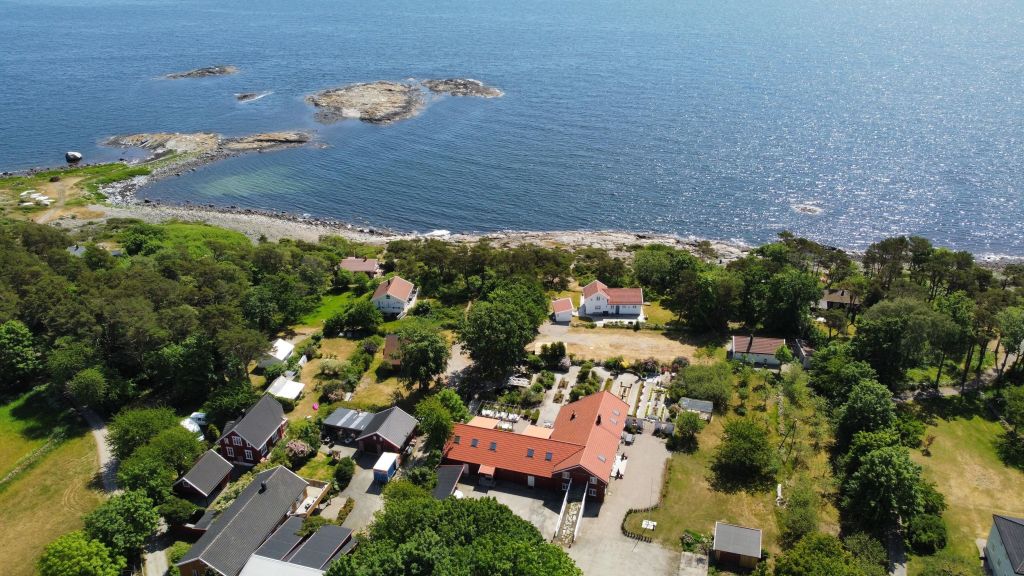Bjellandstrand gård ligger på utsiden av Tromøy med havet som nærmeste nabo. Deler av eiendommen er også en del av Raet nasjonalpark