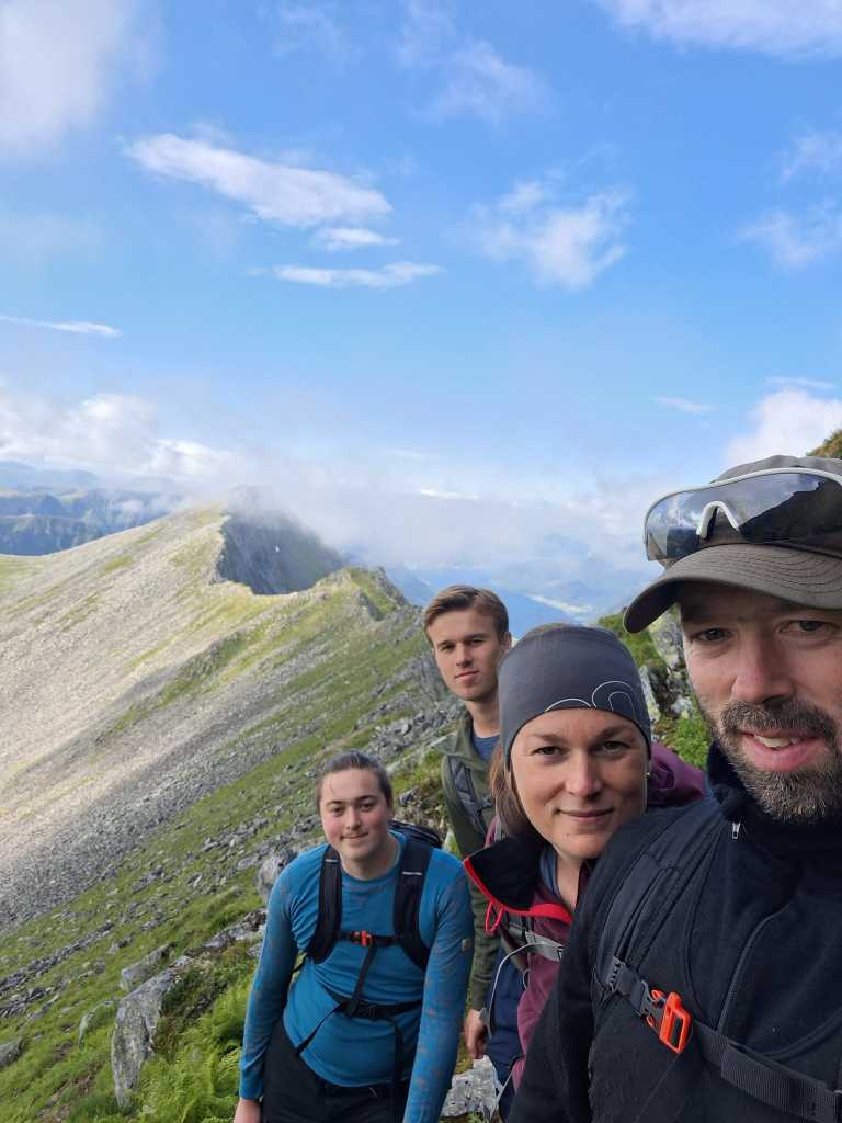 Mange flotte fjellturer i nærområdet; her på veg mot Blæja