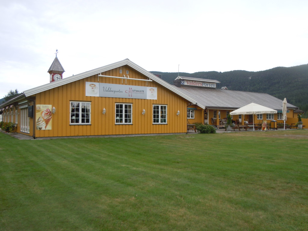 Festlokaler på venstre side og uteplasser på høyre - sommeren 2013