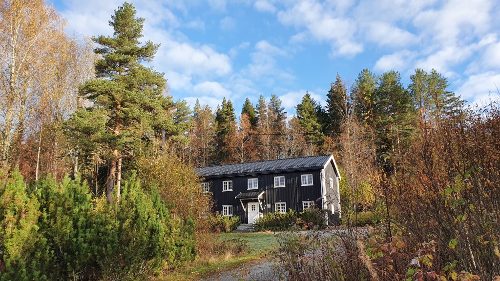 Skogheim ble bygget for skogsarbeidere og har nå 11 rom med 21 sengeplasser og en romslig stue. Skogheim was once built to accommodate lumberjacks. It has 11 rooms with 21 beds and a spacious living room.