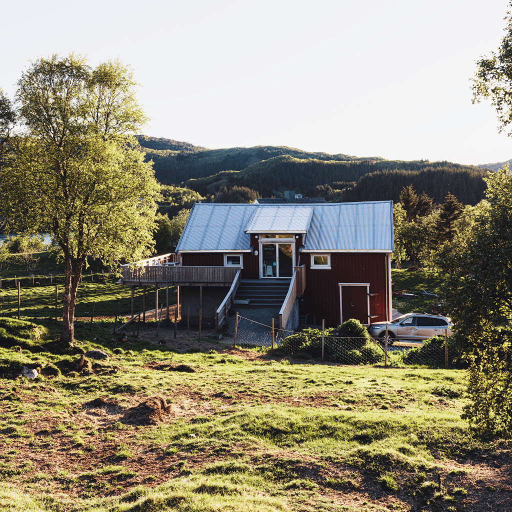 Låven på gården er pusset opp. Her har vi butikk, verksted, fargeri og sauene er i fjøsen i etasjen under.
