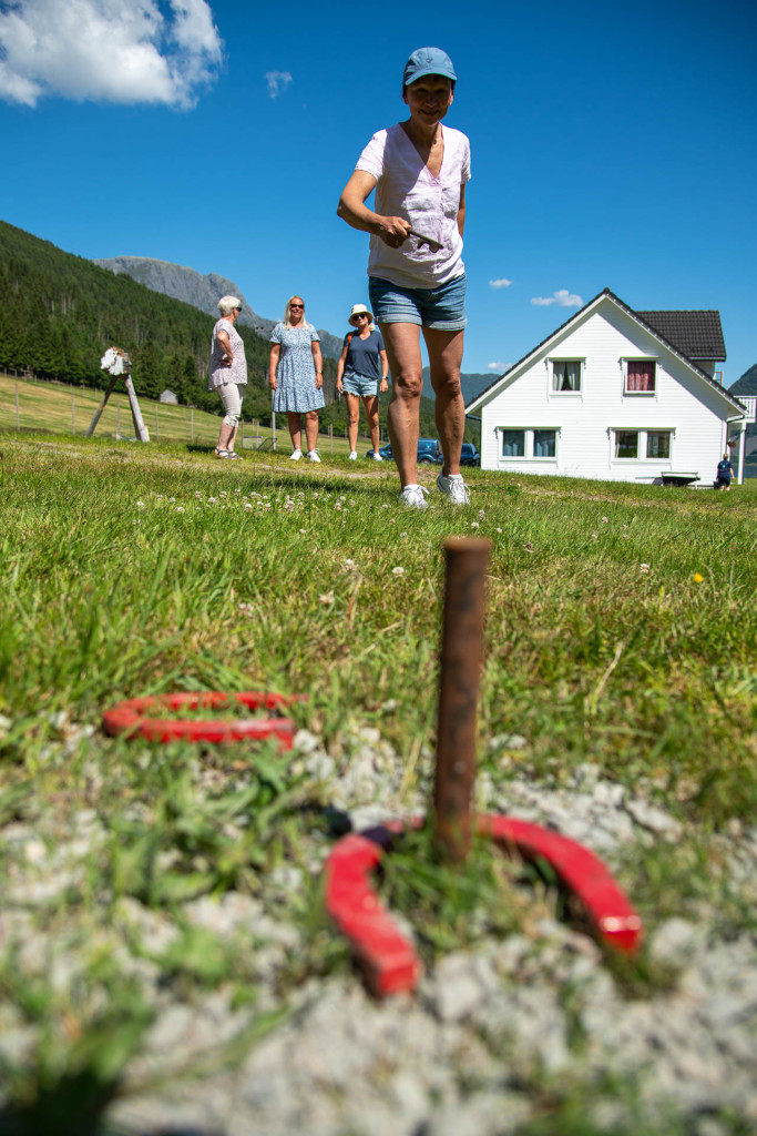 Gardsaktivitetar på Hjortegarden - hesteskokasting