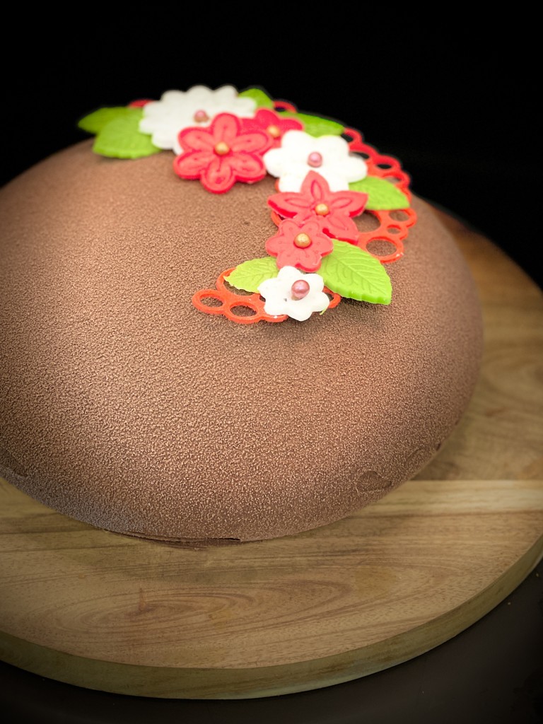 Hos oss kan du bestille kaker og desserter i forskjellige størrelser og former. Alle er  laget av nydelig, fløyelsmyk is, og blir garantert en favoritt på kakebordet.