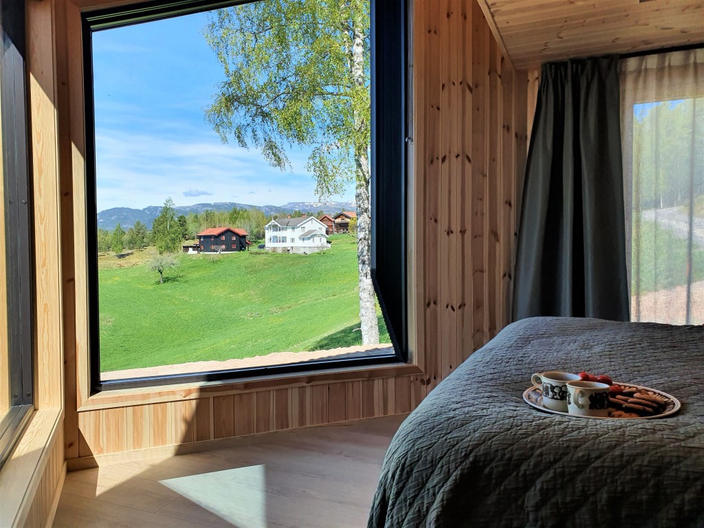 Soverom i Årestua, Norges eldste bolighus med panoramautsikt mot Bolkesjø Gaard og Telemarks fjella.