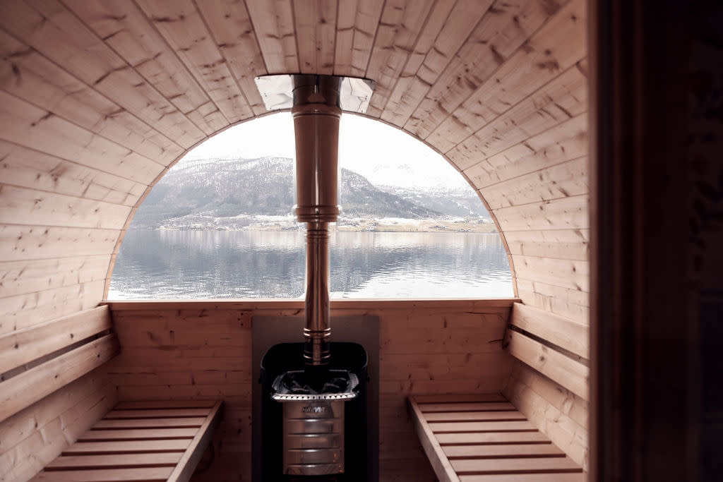 Ved fjorden ligg saunaen vår. Her kan du hoppe rett i fjorden heile året. Kva er vel ikkje meir forfriskande? Kald fjord og varm sauna. Saunaen kan du booke heile året.