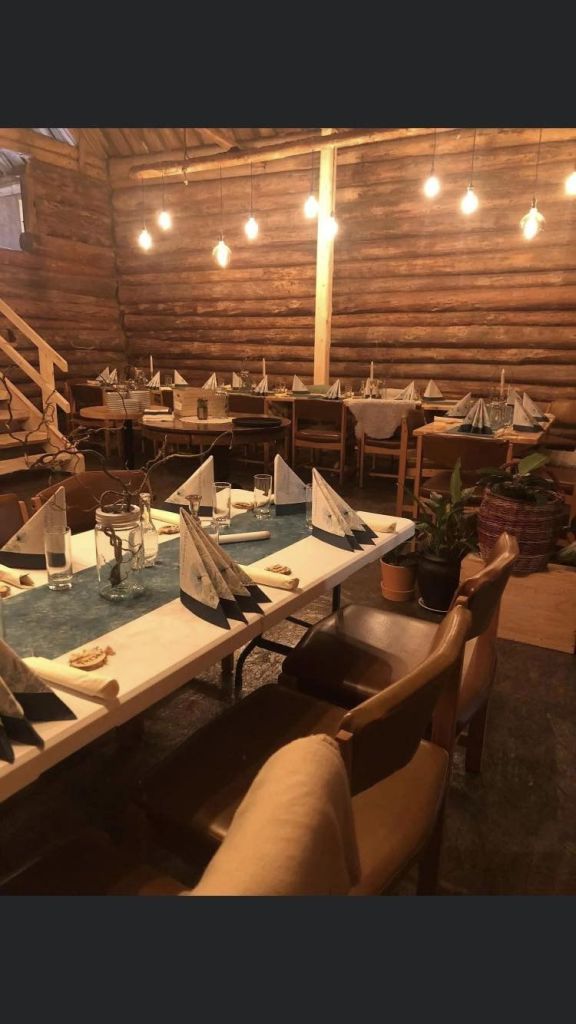 Låven er åpen i sommersesongen som restaurant torsdag til søndag. Vi leier også ut til selskaper utenom sommersesongen. Den er ikke isolert, så det er kun mulig tidlig vår og høst.