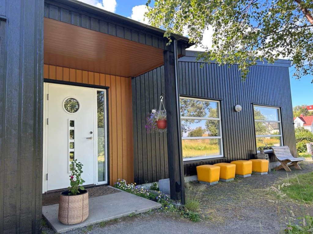 Tranøy Fyr og vår søsterbedrift, Fyrverket, tilbyr unike muligheter for private arrangementer som bryllup, jubileer, og andre spesielle anledninger. Kun 2 kilometer fra hverandre, ligger disse perlene i naturskjønne Tranøy og gir en spektakulær ramme for dine mest minneverdige øyeblikk. På Fyrverket  har vi tilrettelagt for bedrifter som ønsker å gjennomføre samlinger, ledermøter, kurs, konferanser eller andre arrangementer. Lokalet har plass til opptil 80 personer og er utstyrt med stoler, bord og skjerm. Vi har egnet lydutstyr og lokalet passer også til å sette stoler i kinoppsett. Dersom du ønsker å kombinere møtet med mat, har lokalet en egen kafédel, perfekt til hyggelige pauser og gode samtaler.