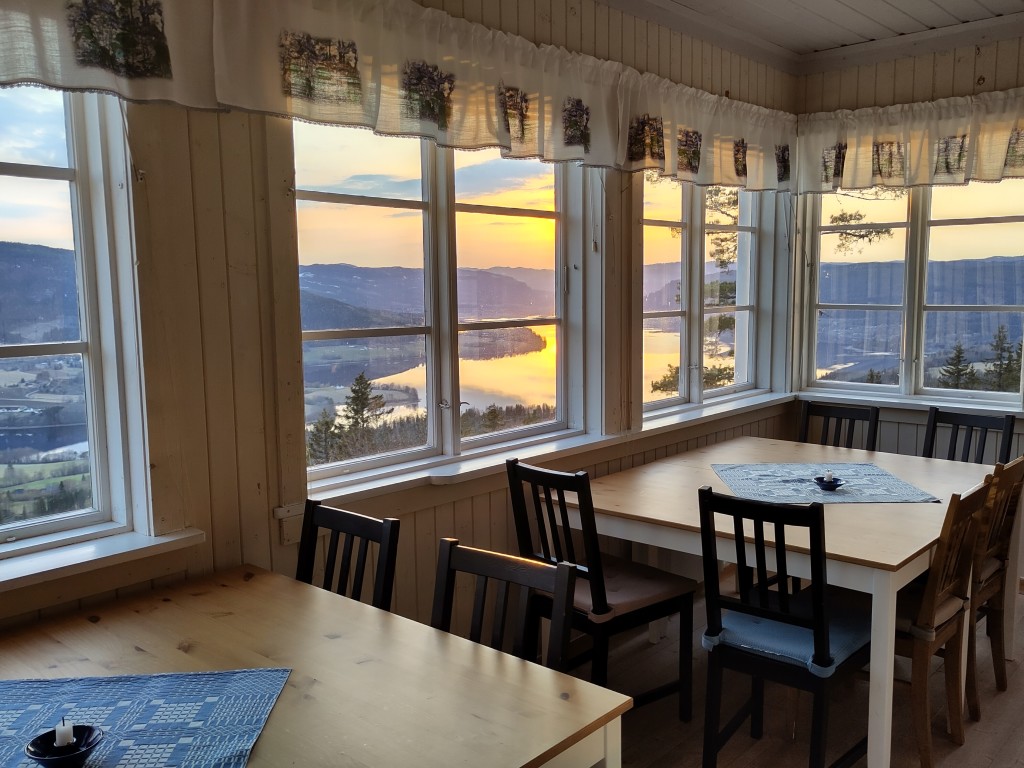 Frokosten serveres i den varme årstiden på glassverandaen med panoramautsikt til Randsfjorden. Ellers i spisesalen eller salongen. Hjemmebakt brød og rundstykker. Diverse lokale oster, spekepølser fra lokale leverandører, spekeskinke fra Tynset, kjøttpålegg, nyrørt bringebærsyltetøy, egg/eggerøre, røkt laks og tilbehør. Diverse juice og melk. Vi etterstreber å bruke lokale og økologiske produkter der det er mulig. Spekepølse fra lokale gårder. Syltetøy og bær fra hagen i sesong.