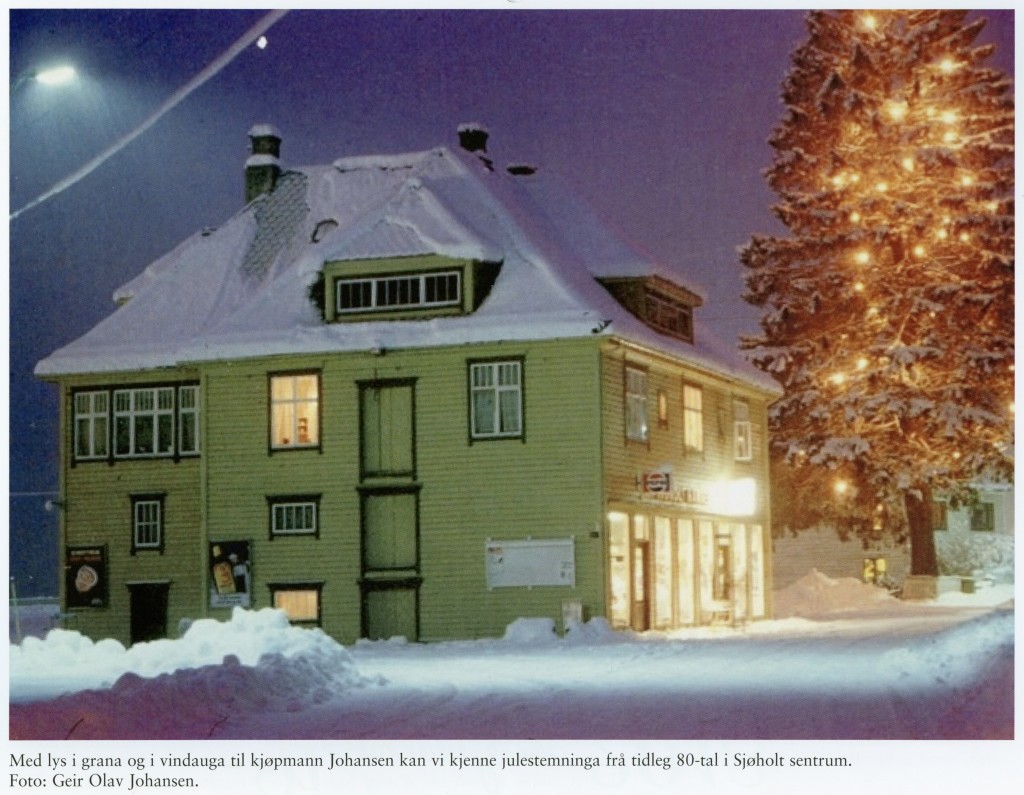 Gamle Flinthuset i julestemning. Julegrana ble tent hver 1. søndag i advent, med musikk og sang. I 2022 måtte grana, som har stått der i 185 år, tas ned. Til venstre med all lys i de store vinduene var det opprinnelig inngangen til butikkvirksomhet. Der er nå Stolt Mat kafé etablert.