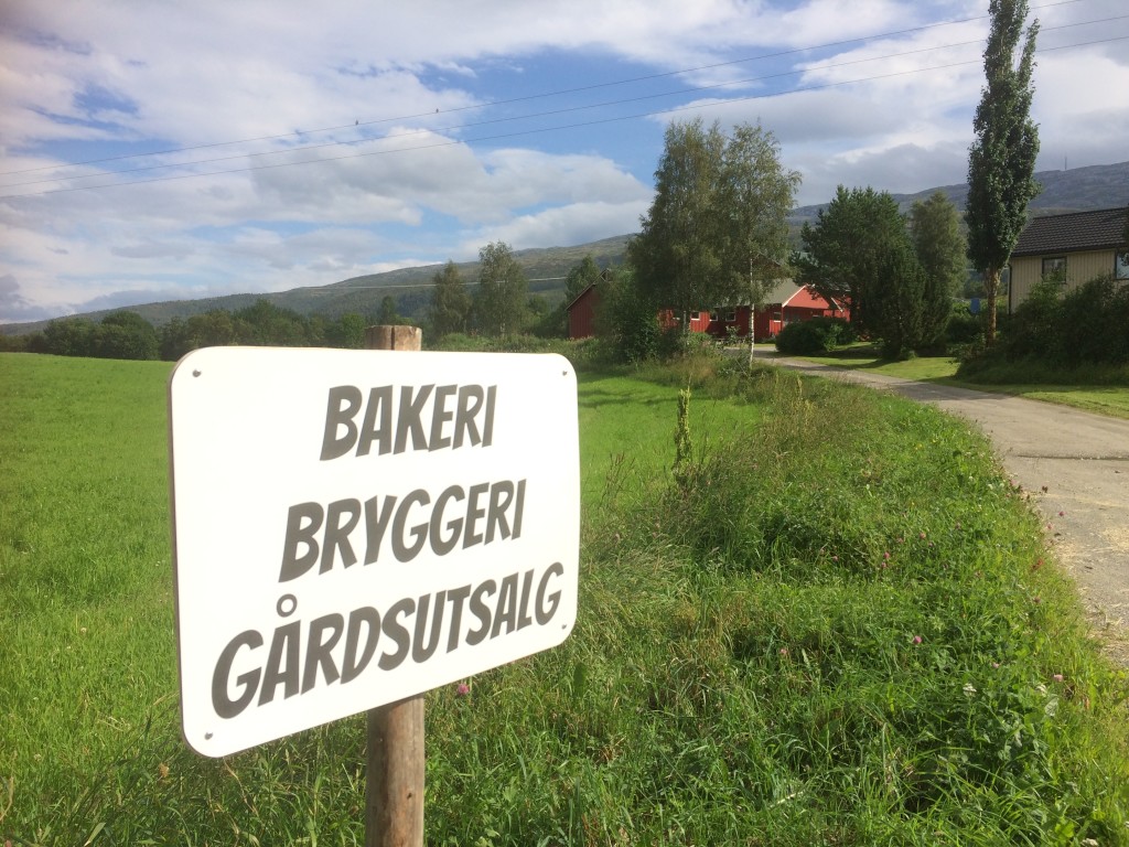 Gårdsutsalg med varer fra eget bryggeri og bakeri