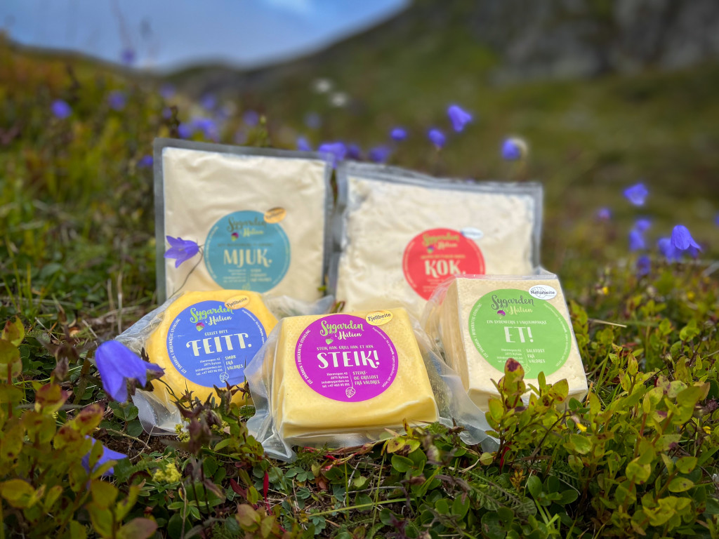 Me lagar mange forskjellige produkt av mjølka vår; smør. rømme, yoghurt og fleire typer ost