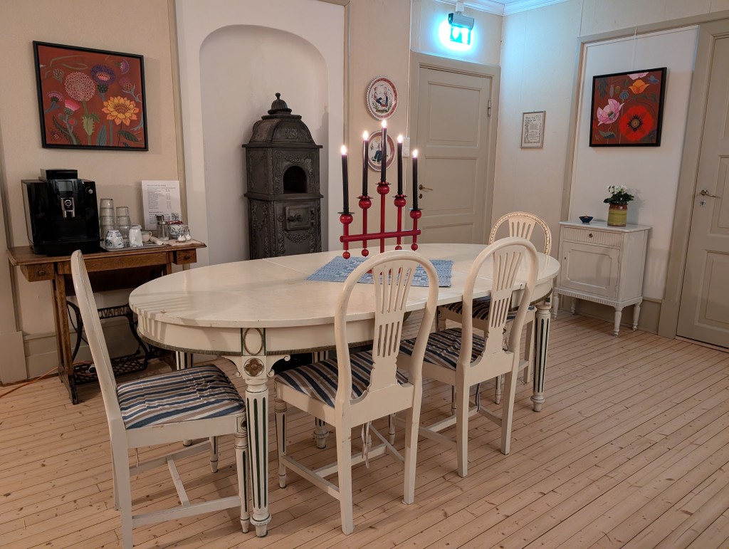 I salongen kan du kose deg med en bok, spille piano eller se på TV. Vi har kaffemaskin hvor du kan få nykvernet kaffe eller te. Når det er kaldt fyrer vi i vedovnen. Bildene på veggene er malt av Kalla Skrøvset og Inger Helene H Hodøl. På bildet ser du noen av de gamle møbler fra Viker gård. Viker ligger på andre siden av Randsfjorden og har tilhørt Viker familien i mange hundre år. Ola Viker, som var en anerkjent forfatter på på 50 60 tallet kommer herfra. Gården er nå solgt og vi fikk kjøpt disse møblene derfra. Ellers er møblene orginale fra pensjonatet eller kjøpt brukte.