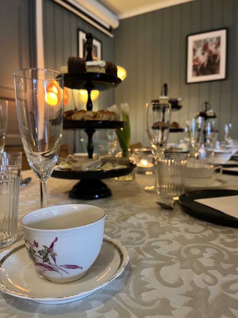 Kunde booket afternoon-tea på Fjordgløtt. Det ble servert to ulike smørbrød, kanelsnurr og kaker.