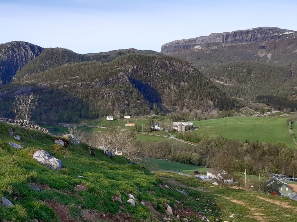 Fossane gard i landskapet, frå garden kan du ta mange fine turer.
