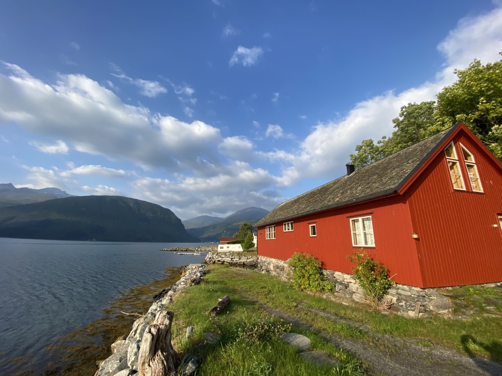 Fjordbua er til leige for ferierande, ligg rett ved fjorden og har 3 soverom.