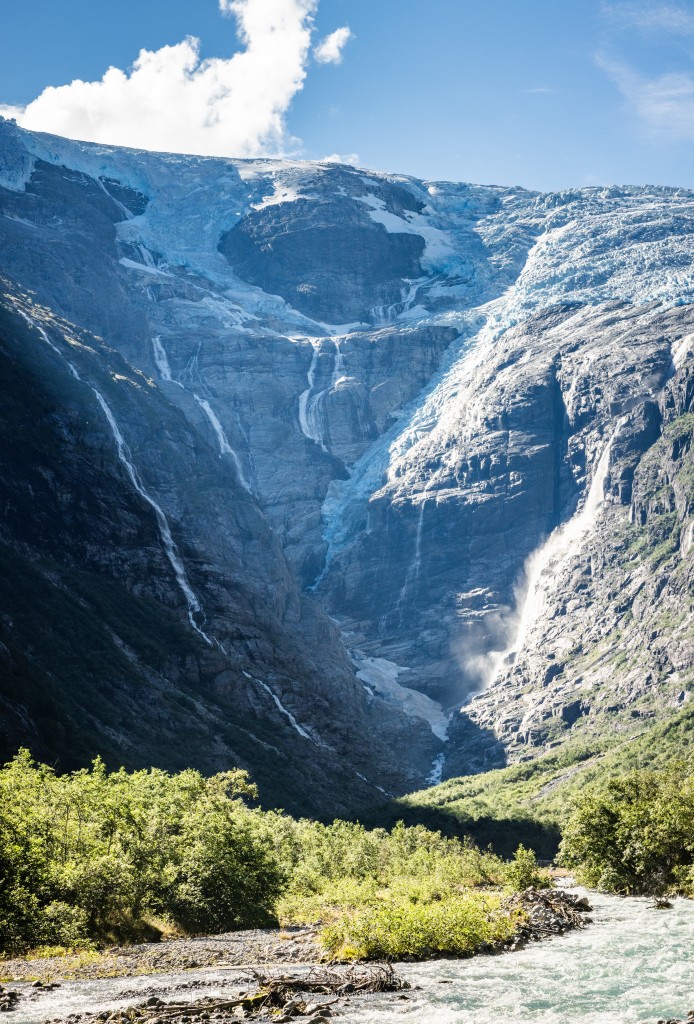 Kjenndalsbreen innerst i Kjenndalen.