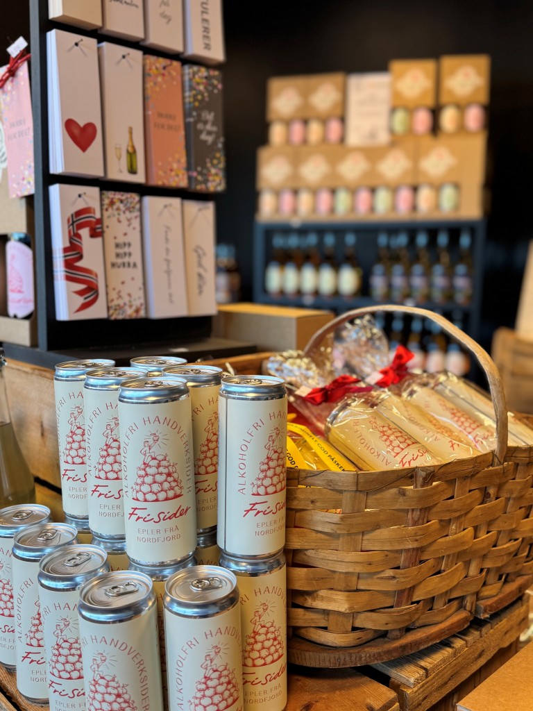 Fabrikkutsalget har vi innreia med gamle eplekasser og flettekorger som vart brukt i eplehaustinga på Jørnbruket på 50-talet.