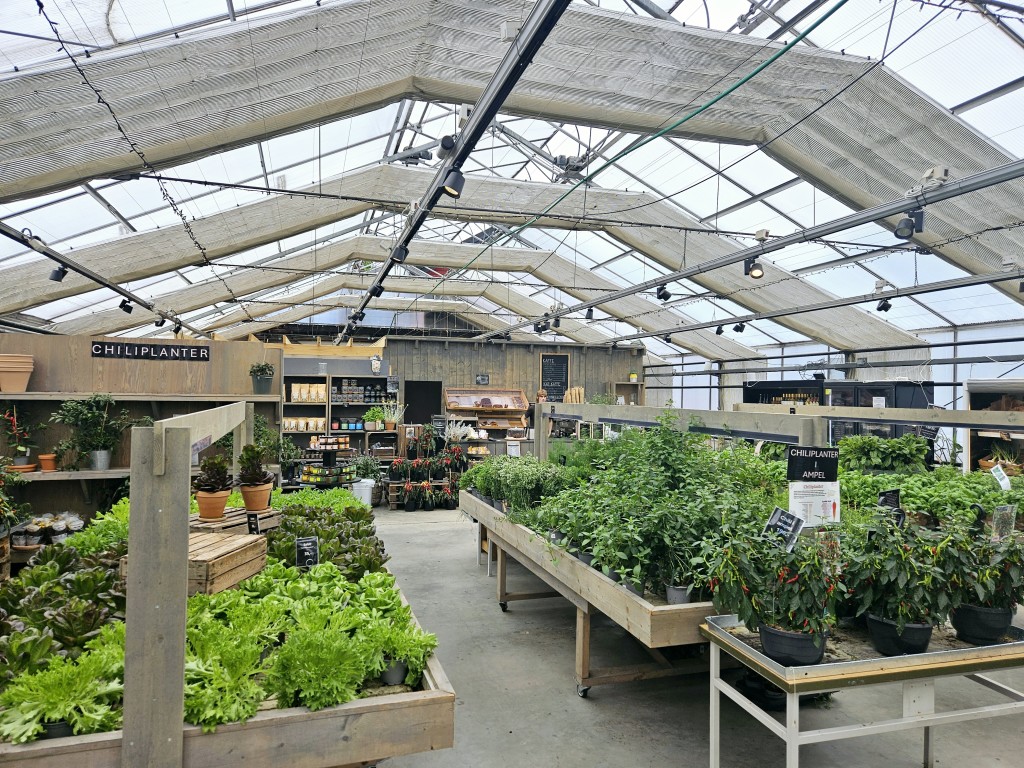 I Gårdsbutikken finner du både blomster, urter og grønsaker, fersk økologisk bakst og kaffe. 45 minutter enten med båt og buss fra Oslo eller bil. Velkommen