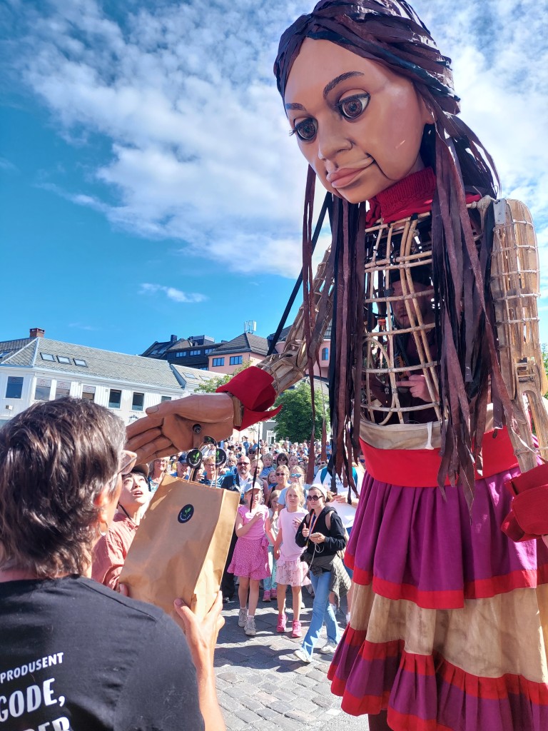 VI er på forskjellige matmesser i Trøndelag. Her bilde fra da vi sendte med Little Amal en reisepose ved matfestivalen i Trondheim juni 2023.