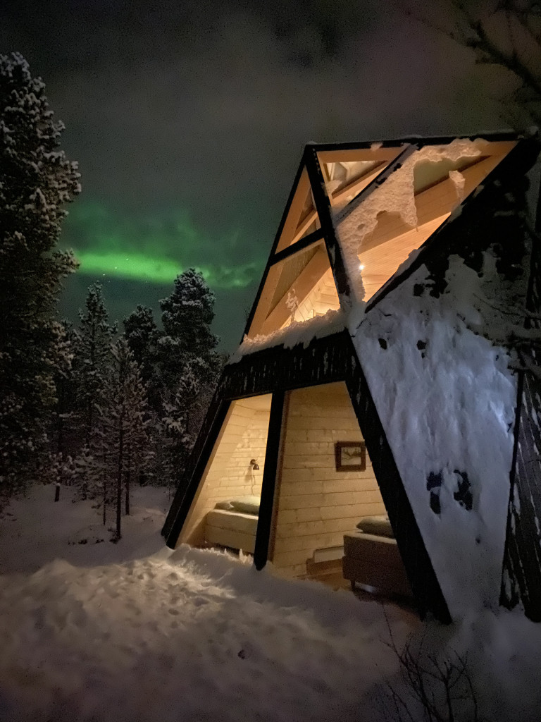 En av våre hytter i nordlyset