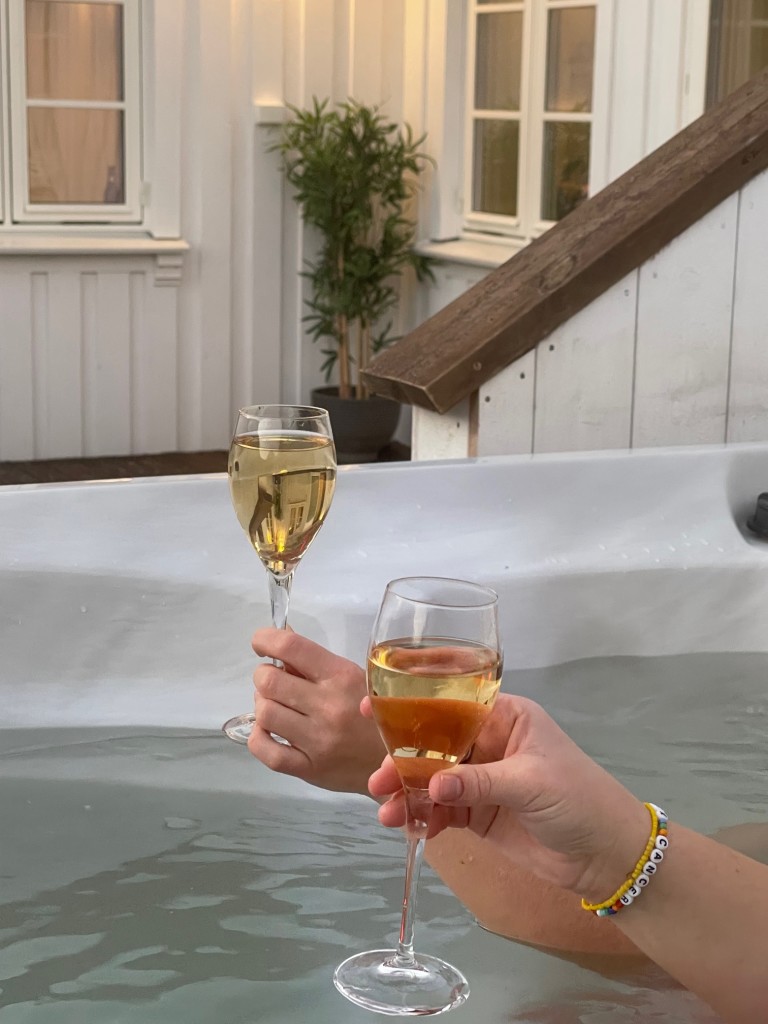 Etter en lang dag på tur passer det perfekt med en time i vårt deilige spabad, kun forbeholdt våre boende gjester på en egen avskjermet terrasse.