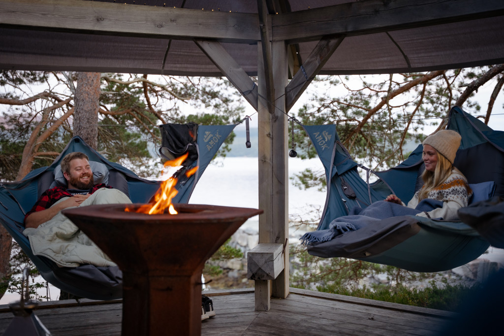 Samlet rundt bålet på Tustna Ladestasjon