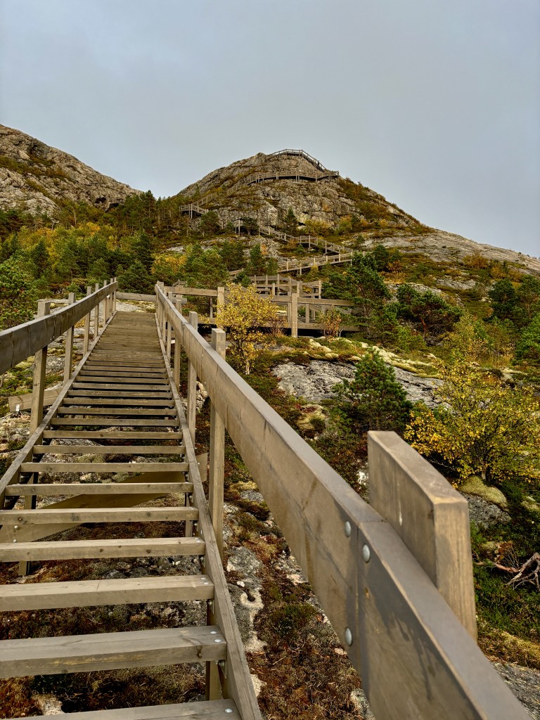 På vei opp Jøatrappa. Her kan du gå så langt du vil - opp til første platå, eller hele turen over fjellet.