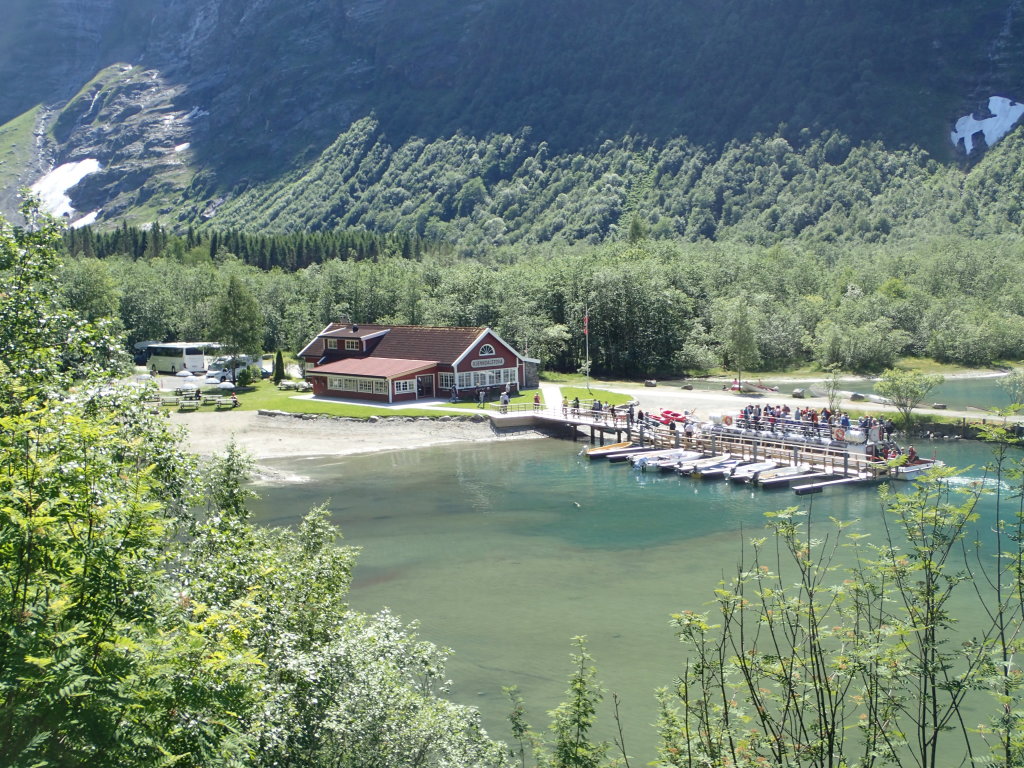 Kjenndalstova med MS Kjenndal II ved kai