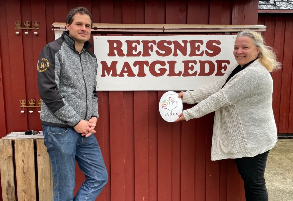 Her er driverne av Refsnes Matglede, kokken Thomas og daglig leder Susanne