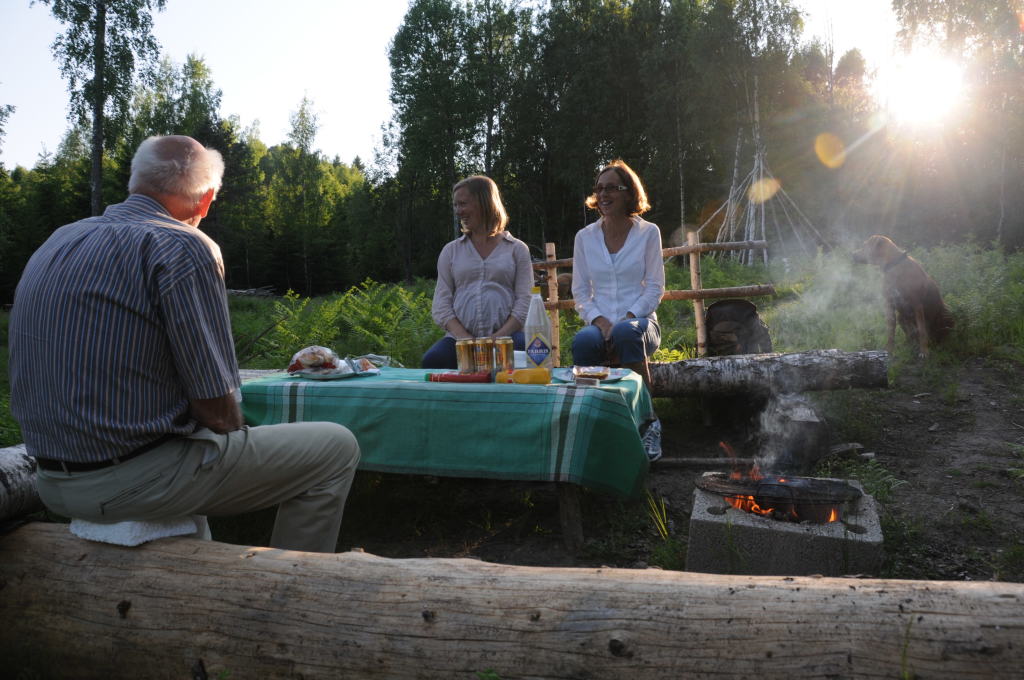 På den gamle husmansplassen Brastihaugen er det 5 da blomstereng og grillplass. Her er det fint å telte i forsommernatten.