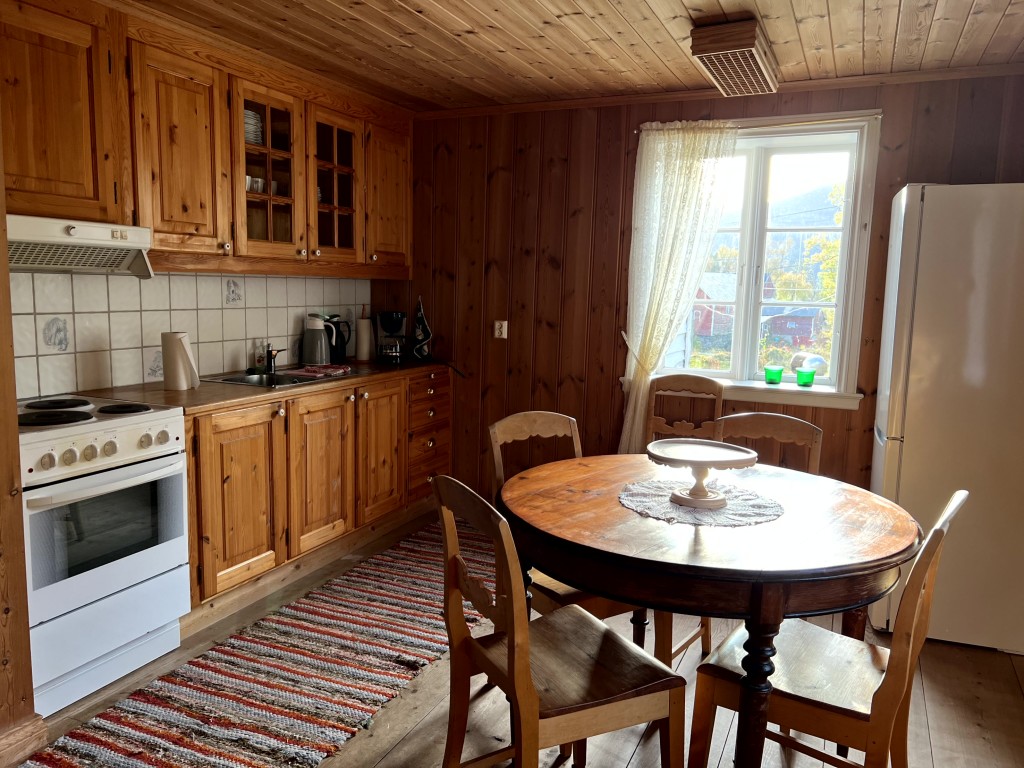 Kjøkken med spisebord i Idneståvå
