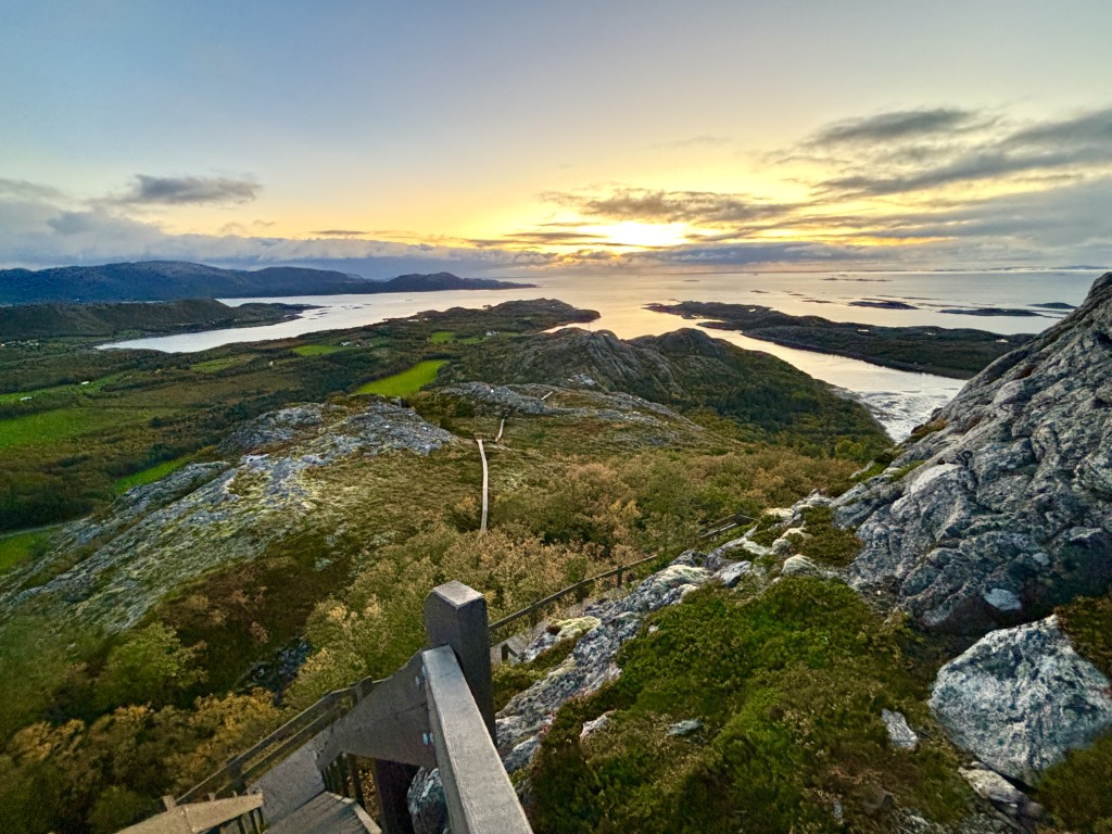 Jøatrappa åpnet i 2024, og har allerede blitt et svært populært turmål. Matgarasjen og Dun Gård ligger sentralt til like nedenfor fjellet.