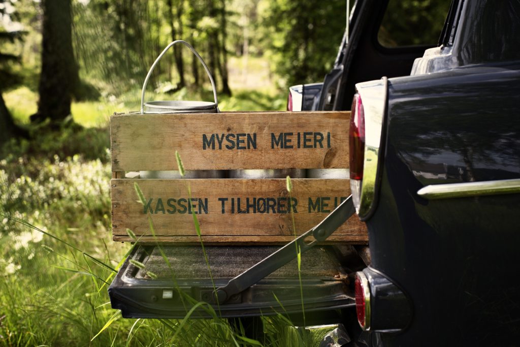 Meieriet på Mysen er lagt ned, men vi har satt i stand et lite mikromeieri i underlåven, hvor vi produserer is av melk fra naboenes kuer og egg fra våre egne frittgående høner.