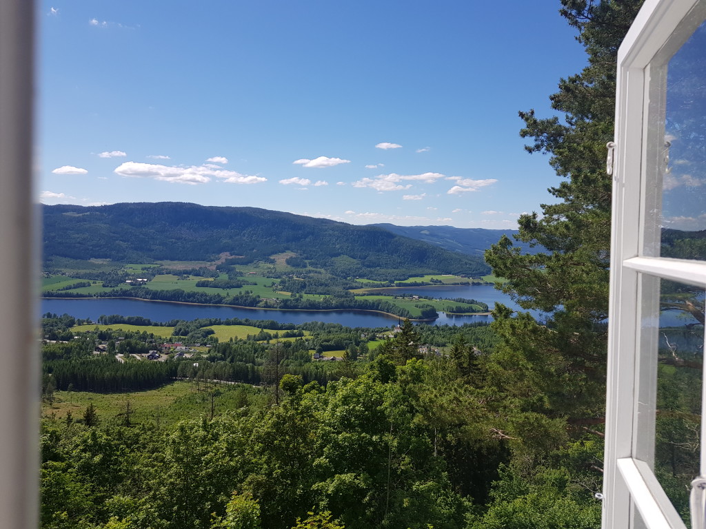 Utsikt fra rom nr. 5. Enkeltrom med utsikt mot Randsfjorden. Bad/wc på gangen.
