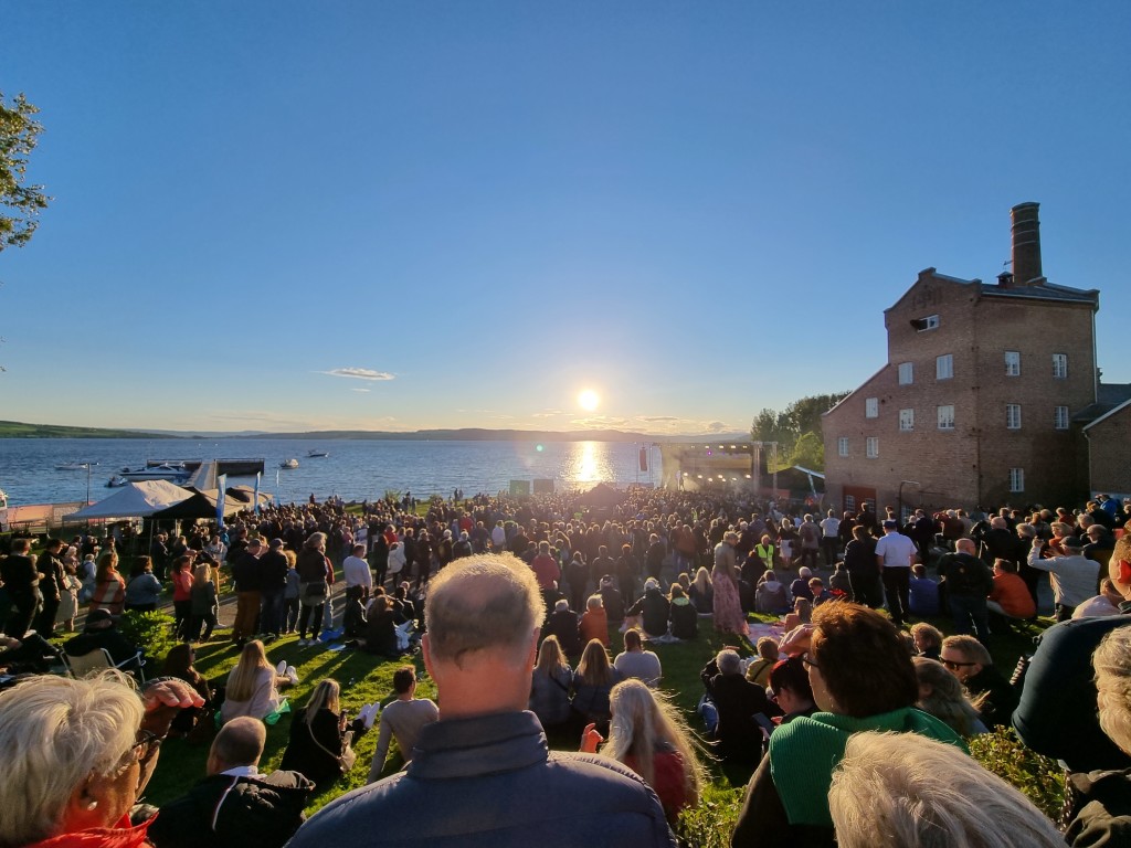 Hver sommer arrangeres det konserter og teater på de vakre uteområdene nede ved Mjøsa.