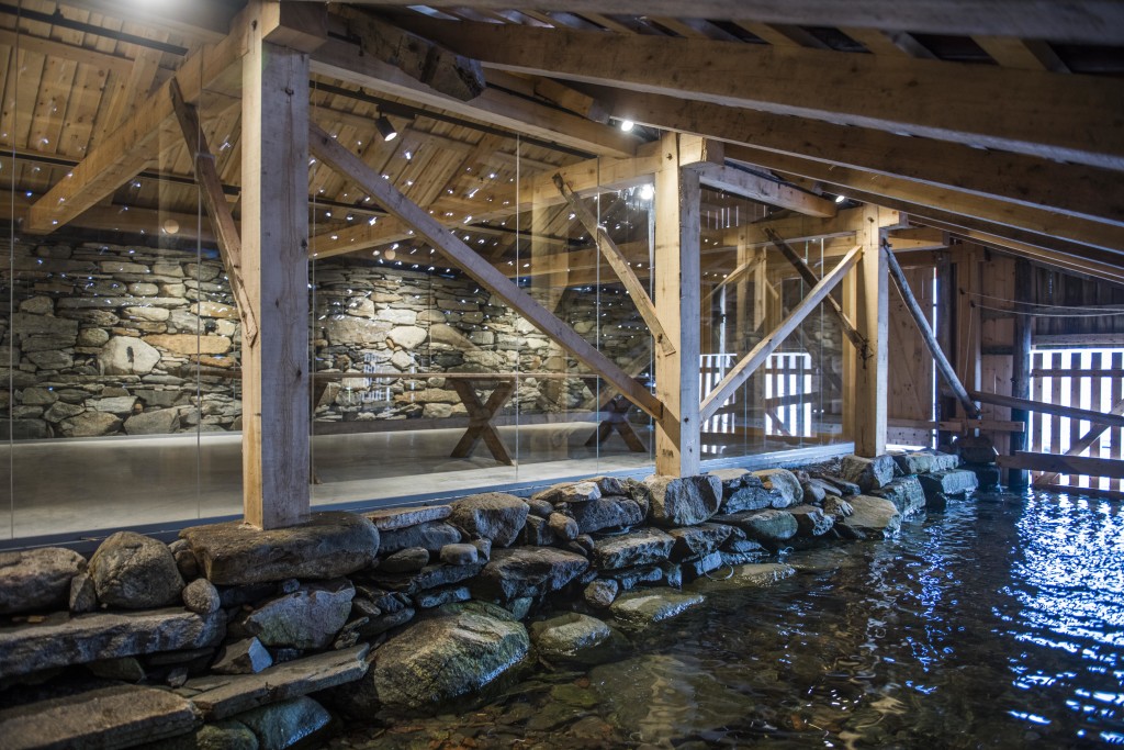 Gardsutsalget på Utstein finner du i det gamle sjøhuset som ligger like nedenfor Utstein Kloster. Gardsutsalget ble i 2019 nominert til EU Mies Award - en europeisk pris for samtidsarkitektur. Restaureringen av sjøhuset fra ca. 1850 ble støttet av Kulturminnefondet, Riksantikvaren, Inge Steenslands Stiftelse, Rogaland fylkeskommune og tidligere Rennesøy kommune. Sjøhuset ble ferdig restaurert høsten 2017 og ble offisielt åpnet av daværende landbruks- og matminister Jon Georg Dale 28. mai 2018. Sjøhuset er en del av Klostergarden/Utstein Gard. Klostergarden har signert Matmanifestet i Rogaland og er med i Bondens Marked og Reko-ringene i matregionen.

I gardsutsalget finner du unike produkter fra Utstein Gard og  andre produsenter i matregionen. Perfekte gaver for den som ønsker seg noe annerledes og spesielt. Eksempler på ting du kan få kjøpt i gardsutsalget er skinnfeller, fenalår, garn, tovede produkter, kalender, kokebøker, designputer, designhansker, gensre, luer, lys, pizzastål fra den lokale smeden vår,  særegne plakater og nummererte trykk av illustratør Hilde Thomsen, saft, sjokolade og marmelader. Betaling med kort eller vipps. Parkering ved den offentlige parkeringsplassen like bortenfor Utstein Kloster. Du trenger ikke betale for å komme inn. Utsyn til det vakre kulturlandskapet her ute får du på kjøpet. Velkommen til gards!