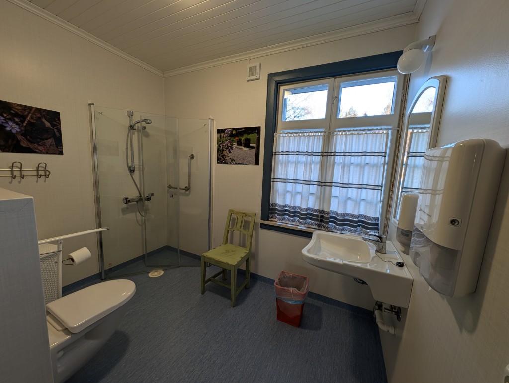 Badet i første etasje er tilrettelagt for bevegelseshemmede. Det er også et soverom tilknyttet dette badet som også er tilrettelagt for bevegelseshemmede. .