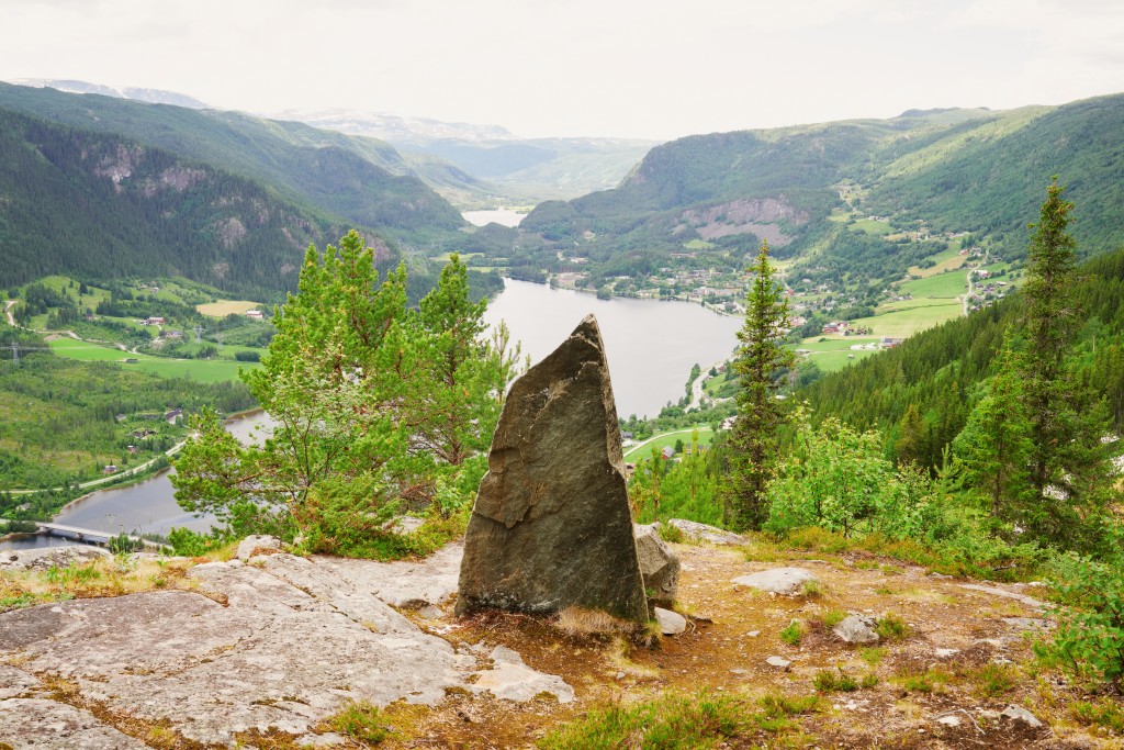 Kambenuten
Denne vakre utsiktsposten, ligger 88 meter fra veien som går mellom Søndrål – Varaldset. Kambenuten er også kjent som Olav Sletto sin diktarstein. Vi kan alle sammen forstå at dikteren ble inspirert av å sitte akkurat der.