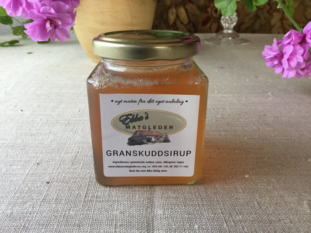 Granskuddsirup er deilig både til kjøttretter og i desserter.