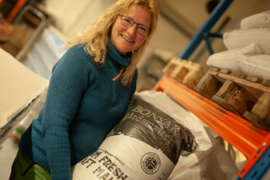 Liv verkauft, verwaltet, spendet und unterhält sich :-)