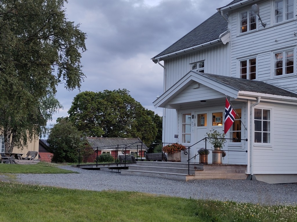 Vi har tilrettelagt for bevegelseshemmede i pensjonatet med rullestolrampe, handicaptoalett/bad og 1 soverom i første etasje godkjent for bevegelseshemmede.