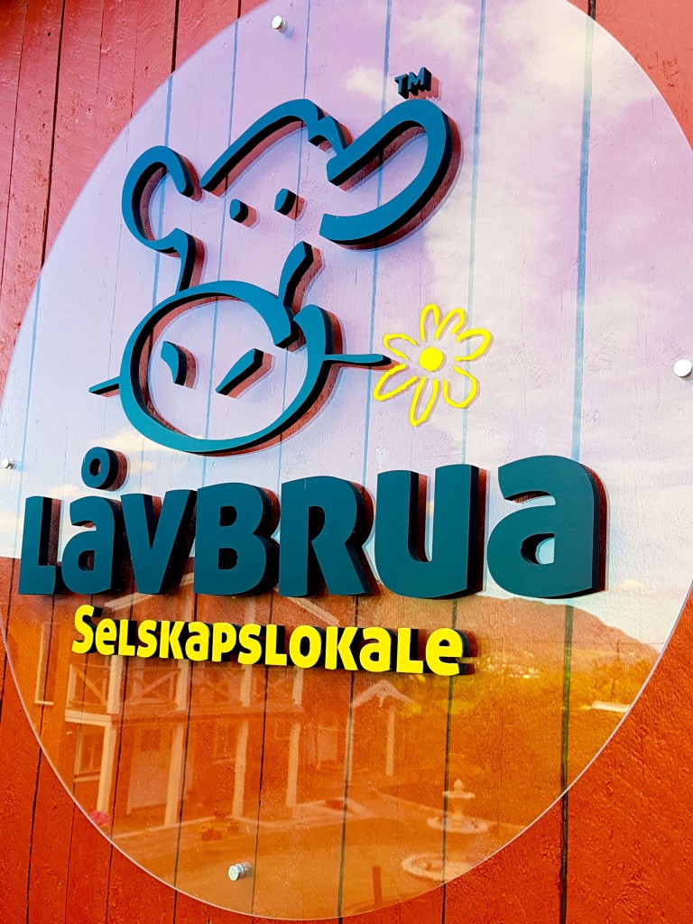 Fasadeskilt for Låvbrua Selskapslokale