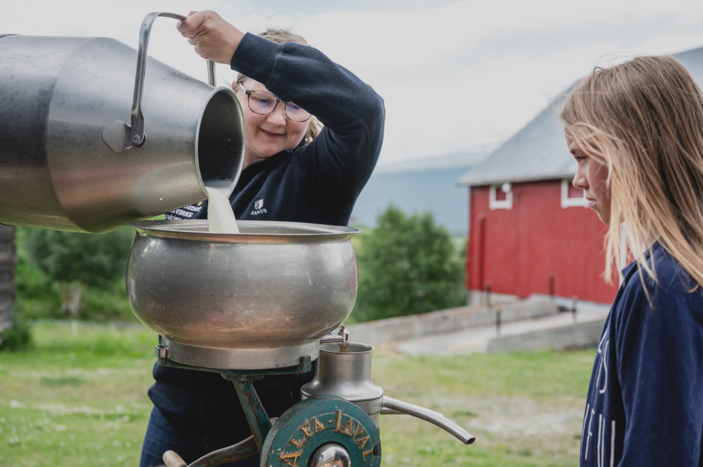 Separering av nysilt melk fra hovedgården. Fyll på oppholdet med kunnskap og erfaringer om smårbuksliv gjennom tilrettelagte og valgfrie aktiviteter.