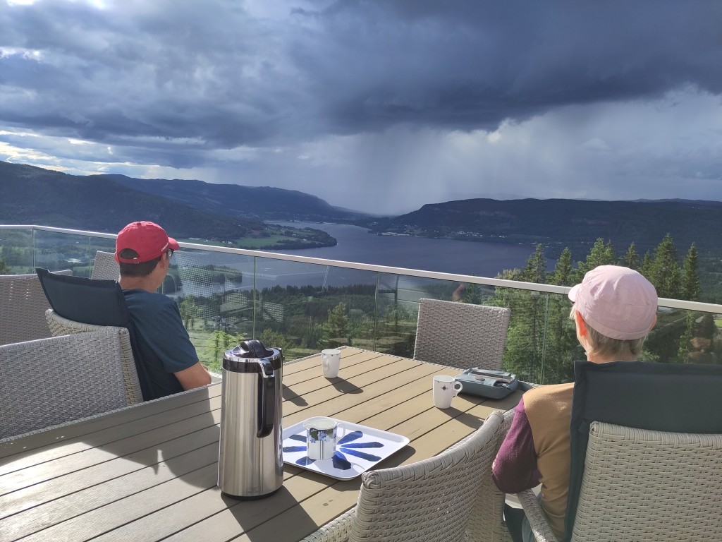 Frokost med hjemmebakst og lokale produkter nytes med utsikt mot Randsfjorden.
