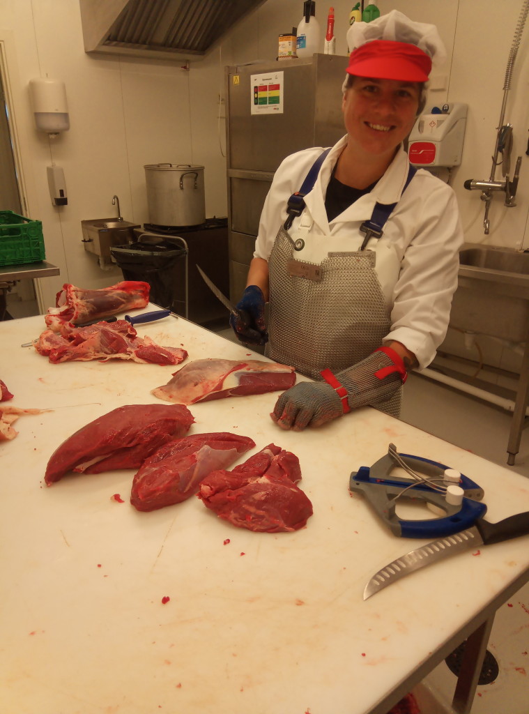 Manuela skjærer alt kjøttet vi selger selv.